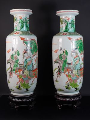 deux vases posés sur une table noire