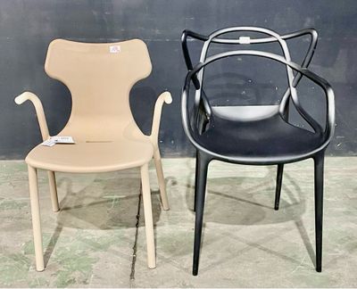 deux chaises assises l'une à côté de l'autre