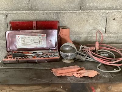 un ensemble d'outils posé sur une table devant un mur de briques