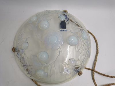 une image représentant une lampe en verre entourée d'une corde