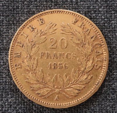 une pièce d'or ornée d'une couronne de feuilles