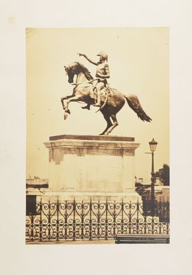 une photo en noir et blanc représentant la statue d'un homme à cheval
