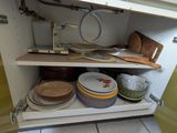 un placard de cuisine contenant de la vaisselle et des ustensiles
