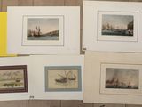 quatre gravures encadrées représentant des bateaux, posées sur un plancher en bois à côté d'un dossier jaune