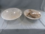 deux assiettes posées sur une table