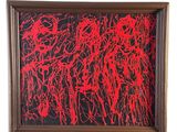 une peinture abstraite rouge et noire sur fond noir