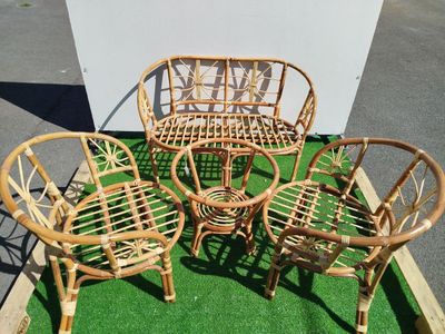 1 Salon de jardin en rotin sans coussin comprenant : - 1 Tab…