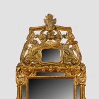 Miroir à fronton en bois sculpté doré, sommé de rinceaux d'a… (photo 3)