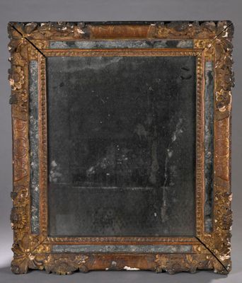 MIROIR à pare-closes en bois sculpté et doré à décor dans le…