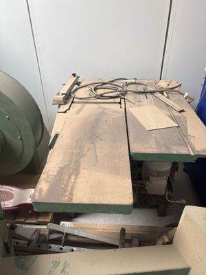 plusieurs pièces de bois sont empilées dans une pièce