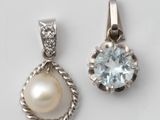 une photo d'une paire de pendentifs ornés de perles et de diamants
