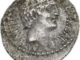 gros plan d'une pièce d'argent avec un visage dessus