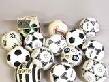 de nombreux types de ballons de football différents sur la table
