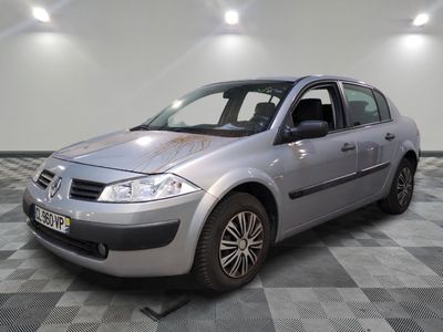 la photo d'une voiture argentée garée dans un garage