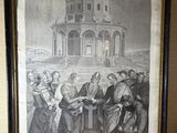une vieille photo montrant un groupe de personnes assises devant un bâtiment