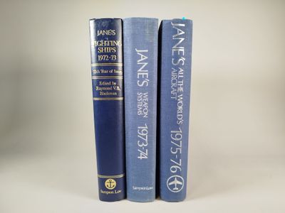 deux livres bleus posés l'un sur l'autre sur une surface blanche