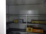 un réfrigérateur dans lequel il y a beaucoup de bouteilles et de canettes