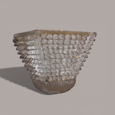 un vase en verre posé sur une table