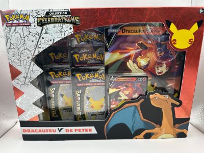 présentation de cartes à collectionner Pokémon dans une boîte posée sur une surface blanche