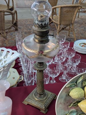 une table sur laquelle se trouvent un bol de fruits et une lampe
