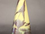 un vase en verre orné d'un motif jaune et marron