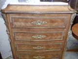 une commode en bois surmontée d'un miroir