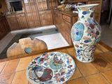 deux vases posés sur une table recouverte d'assiettes