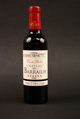 une bouteille de vin posée sur une table