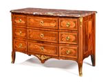 une commode avec un plateau en marbre sur fond blanc