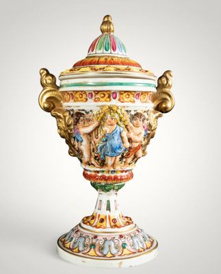 un vase orné d'une peinture sur le dessus