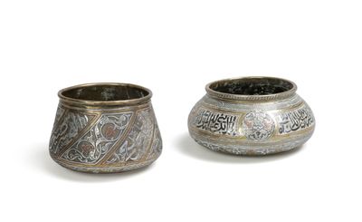 deux vases en argent posés côte à côte sur une surface blanche