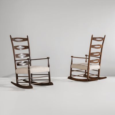 une paire de fauteuils à bascule de style « person »