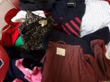 une pile de vêtements posée sur le sol