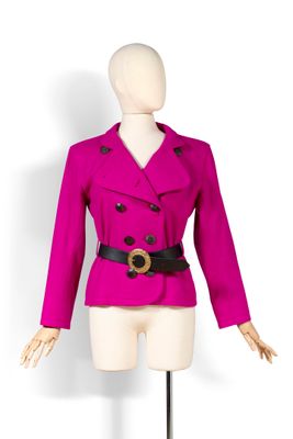 veste rose posée sur un socle de mannequin, avec une ceinture