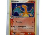 un gros plan d'une carte pokemon avec un dragon dessus