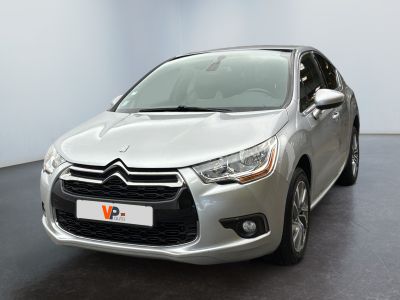 l'avant d'une Citroën argentée garée dans un showroom