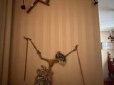 une horloge accrochée au mur, à laquelle est suspendu un squelette