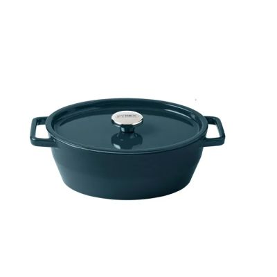 une cocotte noire avec un couvercle sur fond blanc