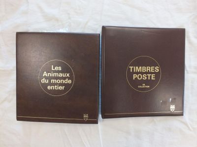 deux livres posés l'un à côté de l'autre sur un lit