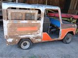 un petit camion garé dans un garage