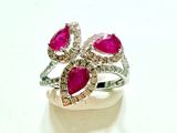Bague en rubis et topaze blanche sertie de diamants