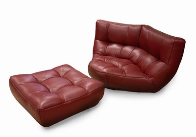 CHÂTEAU D'AX, Fauteuil d'angle en cuir rouge avec son ottoma…