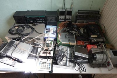 une table sur laquelle sont posés de nombreux appareils électroniques