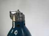 une bouteille de gaz bleue munie d'un bouchon argenté