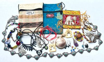 beaucoup de bijoux posés sur la table