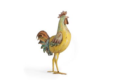 une statue représentant un coq posé sur une surface blanche