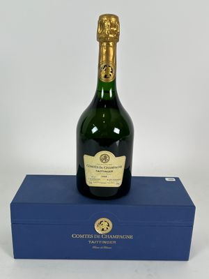 une bouteille de champagne posée sur une boîte bleue
