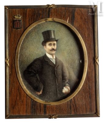 une vieille photo d'un homme en haut-de-forme et en costume