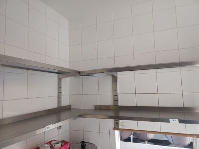 une étagère en métal dans un coin de la cuisine