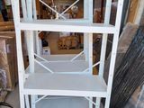 une photo d'une étagère blanche dans un entrepôt